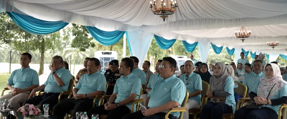 Exclusive Preview Aluna Residences — emcee addressing guests